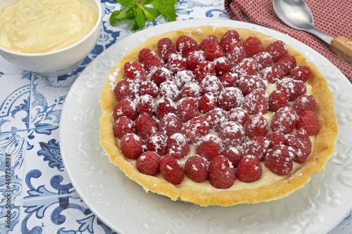 délicieuse tarte aux framboises entières