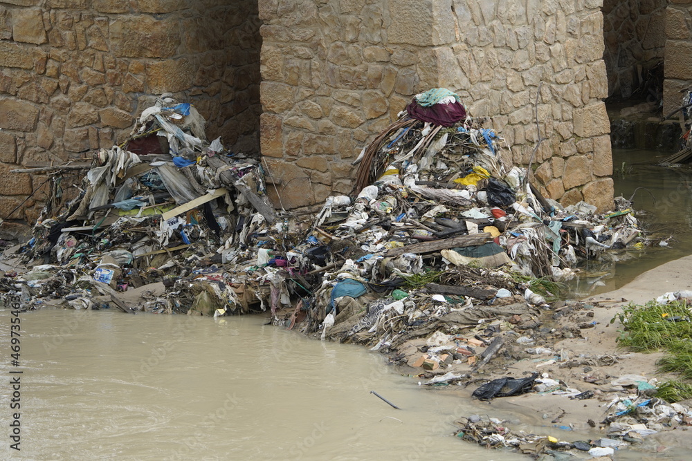 Obraz premium Rubbish piled up in the stream in Educandos, district of Manaus. Amazon Brazil. Photographed on November 17th, 2021 
