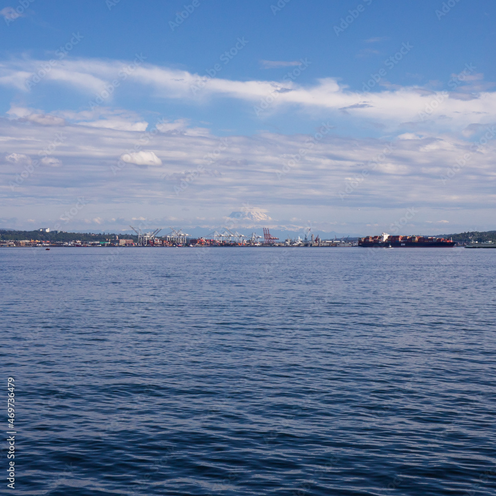 Fototapeta premium Mount Rainier National Park skyline from Seattle in summer. View from Seattle Elliott Bay.