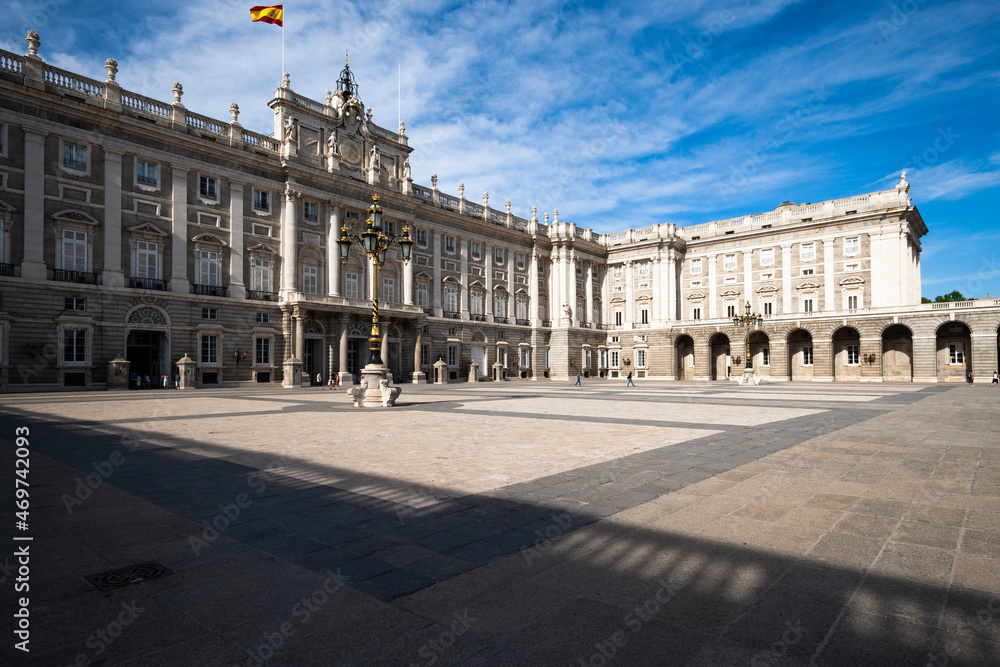  Palácio Real de Madrid continua a ser, oficialmente, a residência do Rei de Espanha, apesar de, na atualidade, o Rei o utilizar somente para ocasiões de gala, almoços, recepções oficiais.