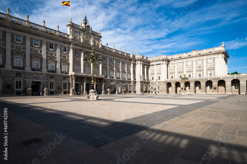  Palácio Real de Madrid continua a ser, oficialmente, a residência do Rei de Espanha, apesar de, na atualidade, o Rei o utilizar somente para ocasiões de gala, almoços, recepções oficiais. photo