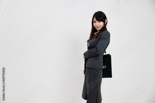 スーツを着て鞄を持つアジア人ビジネスウーマン