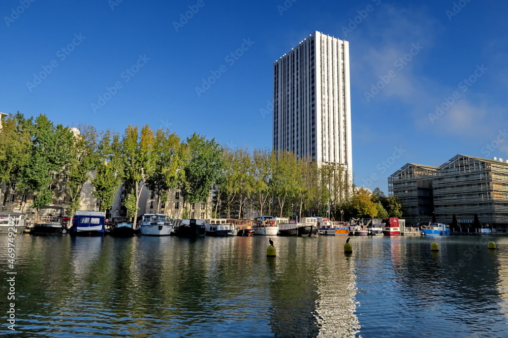Canal de l'Ourcq. Paris. Immeubles et péniches au bord de l'eau.