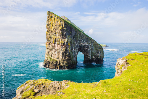 Fotografía The amazing Drangarnir Arch on the Faroe Islands
