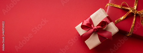 Red banner with two gift boxes.