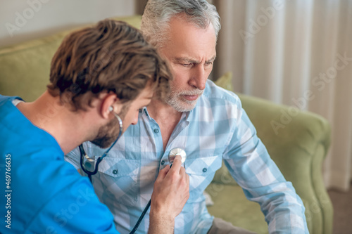 Cuadro en lienzo Experienced concentrated physician performing the cardiac auscultation