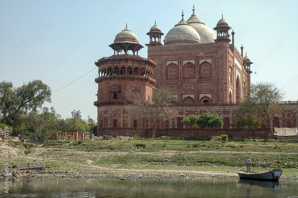 Río Yamuna y edificio de Mehmaan khana en la ciudad india de Agra, en la región de Uttar Pradesh