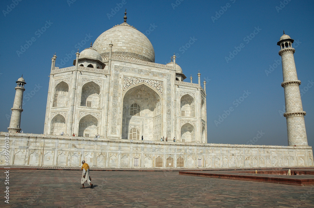 Vista del Taj-Mahal en la ciudad de Agra, India