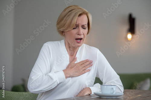 Obraz na plátně Blonde woman having a heartattcak