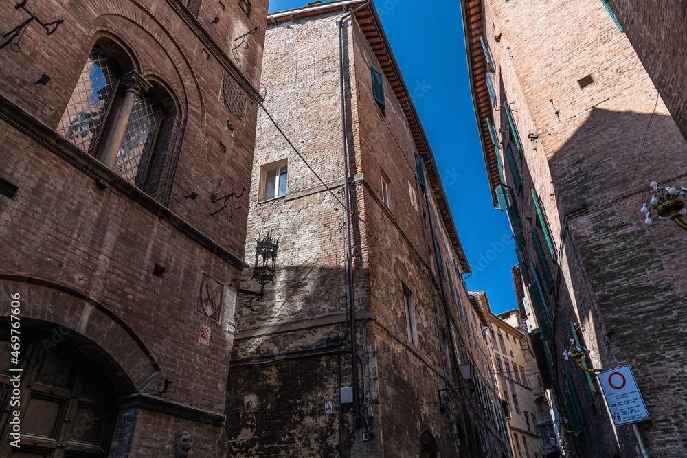 Idyllic Cafe's and restaurants in the narrow alleys in the old town of Siena, Tuscany, Italy