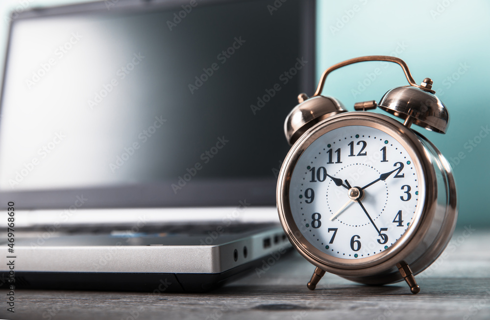 Naklejka premium laptop computer with clock