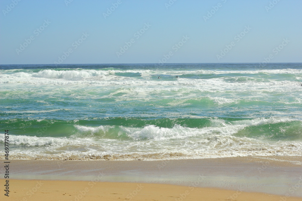 orilla de playa y mar, olas rompiendo