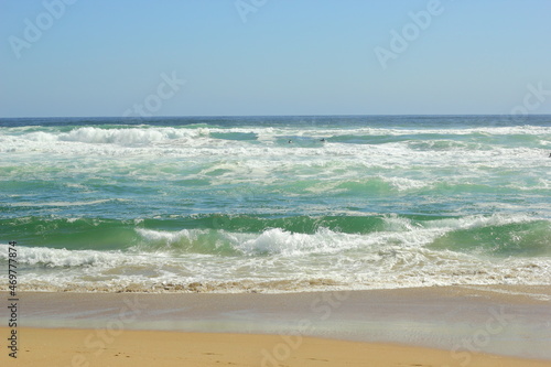 orilla de playa y mar  olas rompiendo