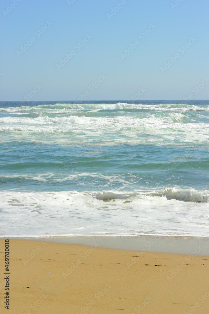 orilla de playa y mar, olas rompiendo