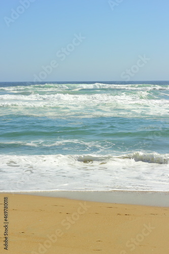 orilla de playa y mar, olas rompiendo