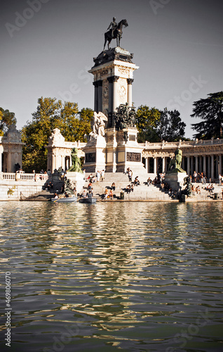Emblematic monument and pond in the city of Madrid, Spain
