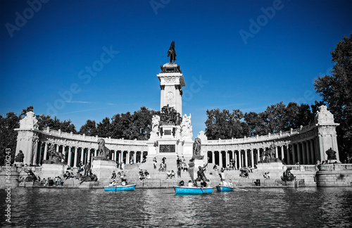 Emblematic monument and pond in the city of Madrid, Spain