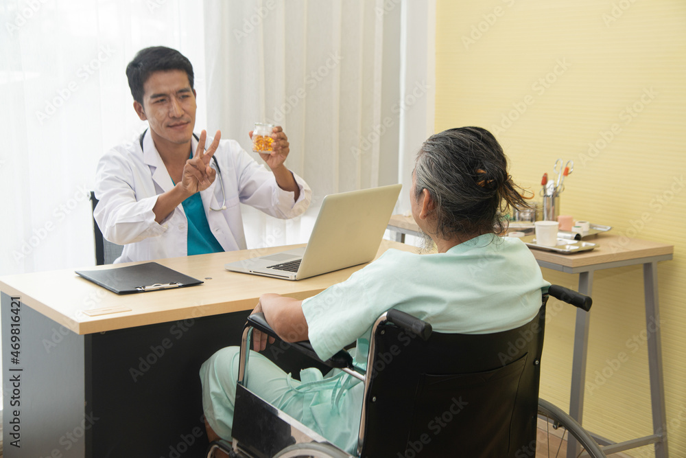 Obraz premium An Asian male doctor explains and diagnoses the drug to his elderly Asian male patient in a hospital room.
