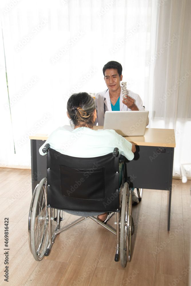 An Asian male doctor explains the diagnosis to an elderly Asian male patient using a bone model as an example.
An Asian male doctor explains the diagnosis to an elderly Asian male patient using a bone model as an example.