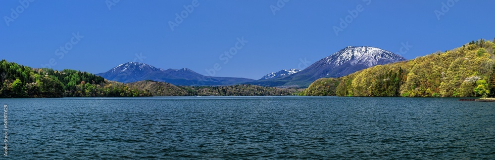 Fototapeta premium 長野県・新緑の野尻湖と黒姫山と飯縄山のパノラマ風景