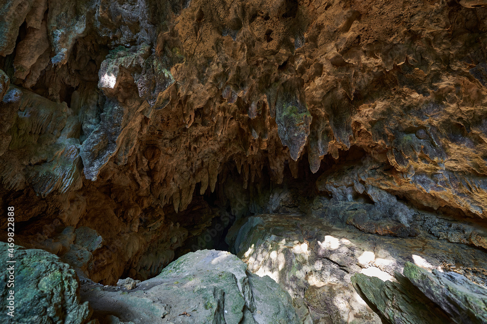 沖縄中部うるま市藪地島にある洞窟　ジャネー洞　藪地洞窟遺跡