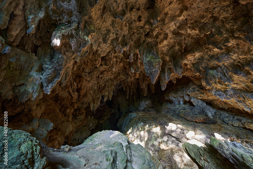 沖縄中部うるま市藪地島にある洞窟　ジャネー洞　藪地洞窟遺跡