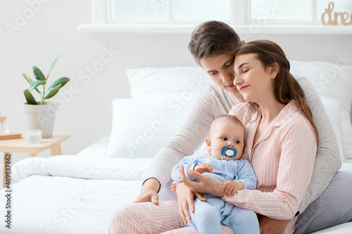 Young parents with little b...