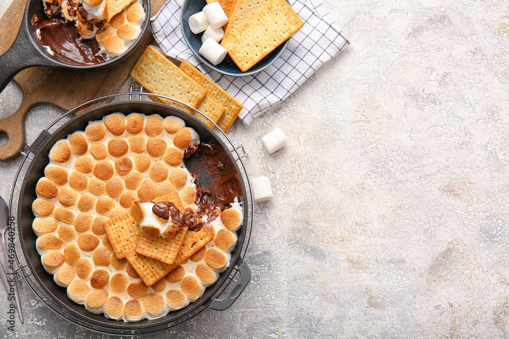 Composition with tasty S'mores dip on light background - obrazy, fototapety, plakaty 