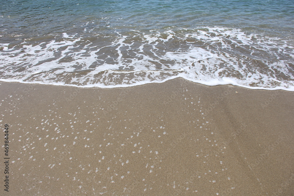 穏やかな波が寄せては返す砂浜