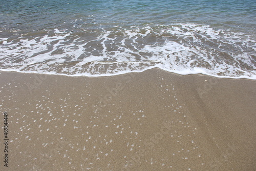 穏やかな波が寄せては返す砂浜
