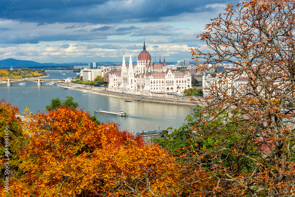 Fototapeta premium Budapest autumn cityscape with Hungarian parliament building and Danube river, Hungary