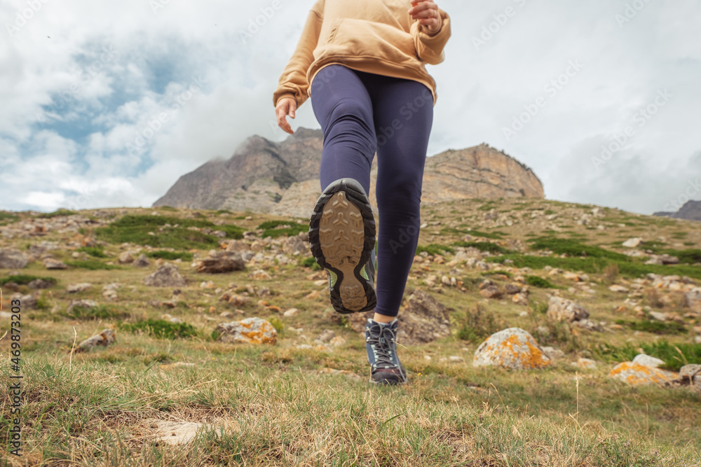 Naklejka premium Girl hike in the mountains.