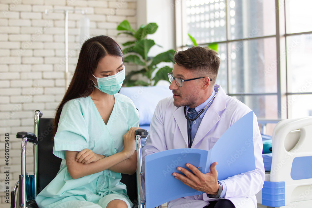 Obraz premium Asian woman got a sickness from covid-19 virus having a consultation with doctor in hospital.