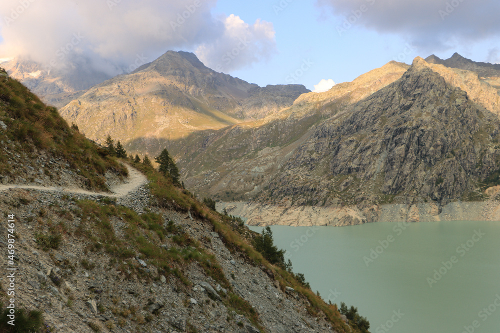 Hochalpine Bergwelt am Lago di Gera mit Cima Fontana und Piz Canfinal (Bernina-Alpen) Hochalpine Bergwelt am Lago di Gera mit Cima Fontana und Piz Canfinal (Bernina-Alpen)