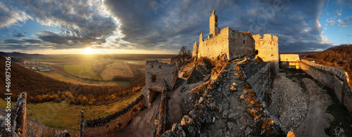 Foto Ruin of castle Plavecky in Slovakia - Panorama of dramatic sunset