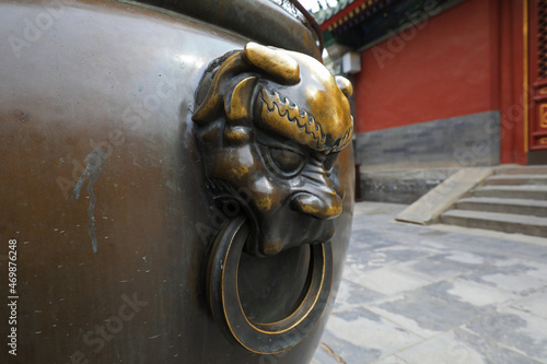 The animal head is decorated in the temple courtyard, Beijing