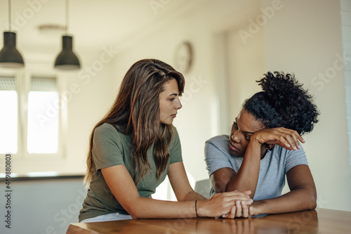 Tableau sur toile Caucasian woman, offering to listen to her friend