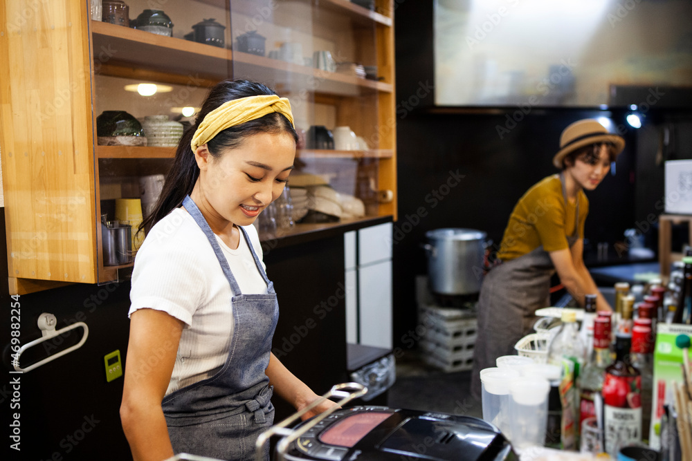飲食店で働く若い女性店員