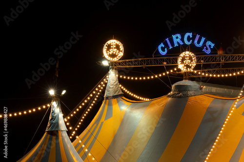 Foto A circus tent at night with its colorful lights on