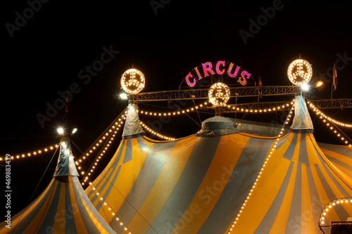 Fotografía A circus tent at night with its colorful lights on