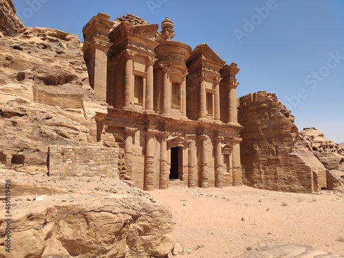 La cité nabatéenne Petra, située au sud de l'actuelle Jordanie, ancien chemin et historique de transport ou vente de produits, le célèbre et majusteux temple ou tombeaux le Deir, taillé dans la roche
