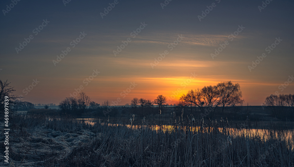 Naklejka premium Winter sunrise on river