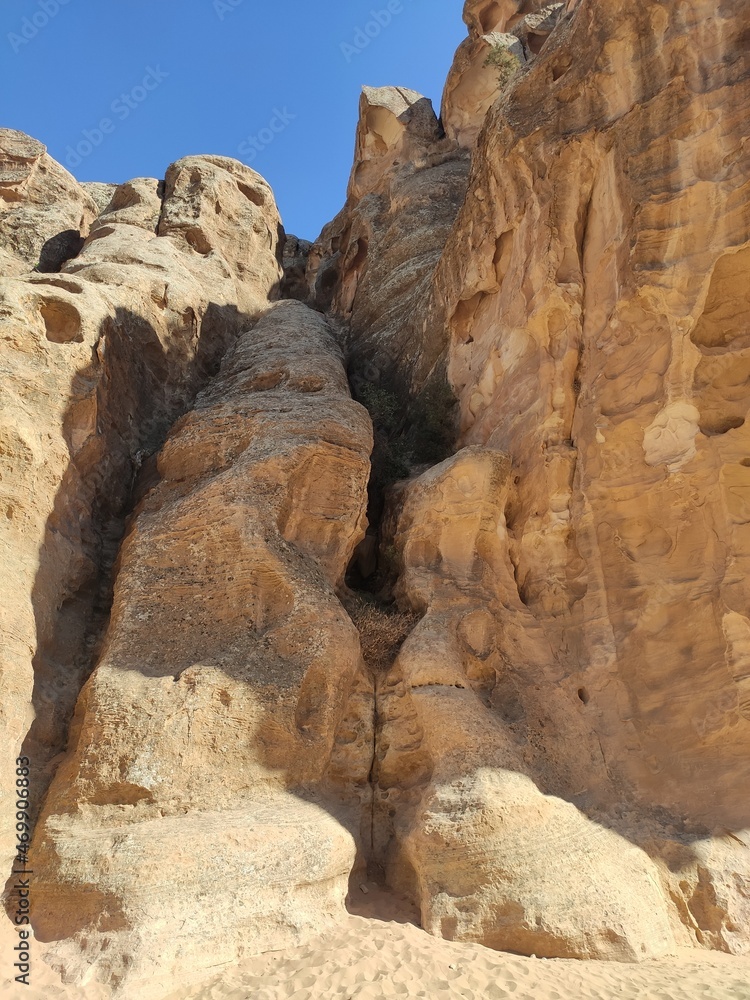 La petite cité nabatéenne Petra, en Jordanie, ancien chemin et historique de transport ou vente de produits locaux, des habitations taillées dans la roche, failles et ombre, être à l'ombre et grimper