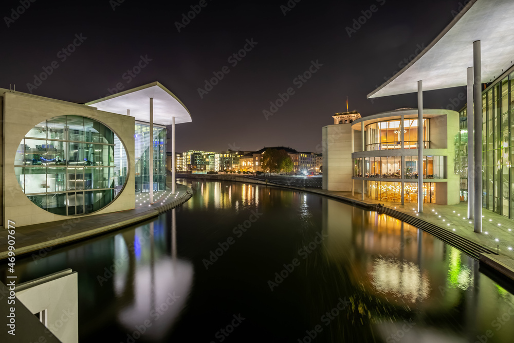 Obraz premium Spreebogen mit Reflektionen in der Spree im Berliner Regierungsviertel bei Nacht