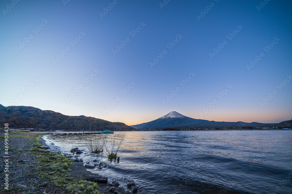 ≪山梨県≫早朝の河口湖畔から見た富士山
【Early morning view from Lake Kawaguchiko in Yamanashi Prefecture, Japan】