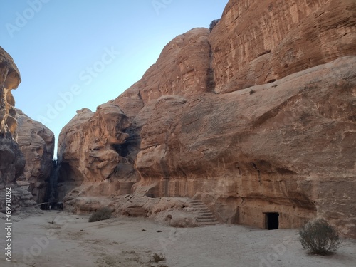 La petite cité nabatéenne Petra, en Jordanie, ancien chemin et historique de transport de produits locaux, des habitations taillées dans la roche, ombre, crevasse et habitation