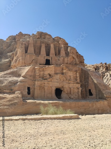 La petite cité nabatéenne Petra, en Jordanie, ancien chemin et historique de transport de produits locaux, des habitations taillées dans la roche, ombre, chemin de terre et habitation