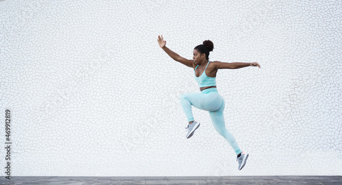 Fir african runner woman doing workout routine outdoor - Focus on face