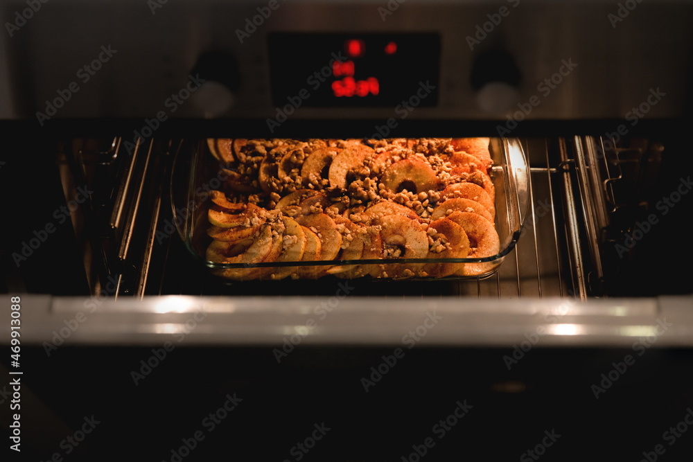 Baked slices of apples with honey, cinnamon and peanut butter Baked slices of apples with honey, cinnamon and peanut butter