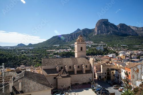 campanario de la iglesia pueblo medieval photo